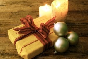 1255914_present_and_candles